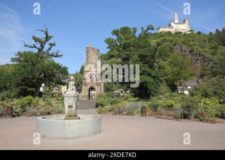 Monumento ai caduti, fontana e Castello di Marksburg a Braubach, torre, montagna, Renania-Palatinato, alta Valle del Medio Reno, Germania Foto Stock