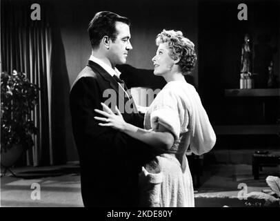 JOHN PAYNE e ARLENE DAHL nel regista 1956 ALLAN DWAN del romanzo Love's Lovely Counterfeit di James M. Cain sceneggiatura Robert Blees cinematografo John Alton Costume design Arlene Dahl e norma Koch Benedict Bogeaus Productions / Filmcrest Productions / RKO radio Pictures Foto Stock