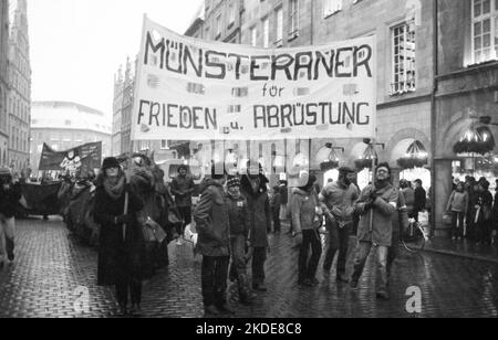 Manifestazione del movimento di pace nel dicembre 1981, Germania Foto Stock