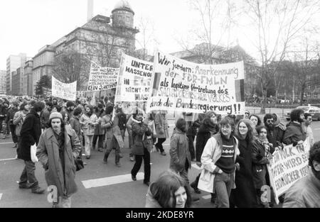 Prevalentemente studenti hanno dimostrato nel 1982 contro l'interferenza statunitense in El Salvador, Germania Foto Stock