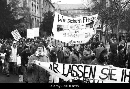 Prevalentemente studenti hanno dimostrato nel 1982 contro l'interferenza statunitense in El Salvador, Germania Foto Stock