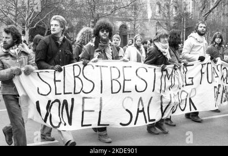 Prevalentemente studenti hanno dimostrato nel 1982 contro l'interferenza statunitense in El Salvador, Germania Foto Stock