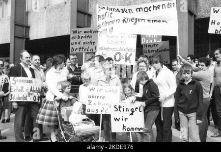 I lavoratori della società Orenstein & paddock si sono riuniti con i familiari e gli amici per un'azione di protesta per mantenere il loro lavoro di fronte alla città Foto Stock