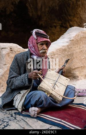 Siq el-Barid, Giordania - Ottobre 29 2022: Anziano beduino Giordano uomo giocando il Rababah One-String violino Foto Stock