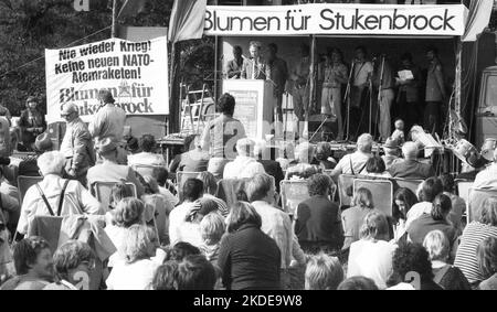 Il giorno 1982 dell'Anti-War Day, i partecipanti al rally dei Fiori per Stukenbrock hanno commemorato le vittime del dominio nazista e allo stesso tempo hanno dimostrato Foto Stock