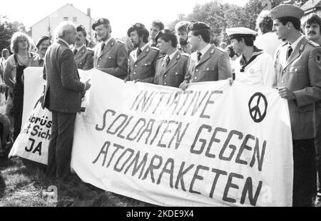 Il giorno 1982 dell'Anti-War Day, i partecipanti al rally dei Fiori per Stukenbrock hanno commemorato le vittime del dominio nazista e allo stesso tempo hanno dimostrato Foto Stock