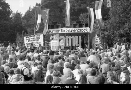 Il giorno 1982 dell'Anti-War Day, i partecipanti al rally dei Fiori per Stukenbrock hanno commemorato le vittime del dominio nazista e allo stesso tempo hanno dimostrato Foto Stock