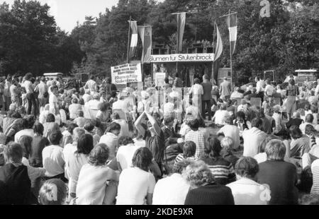 Il giorno 1982 dell'Anti-War Day, i partecipanti al rally dei Fiori per Stukenbrock hanno commemorato le vittime del dominio nazista e allo stesso tempo hanno dimostrato Foto Stock