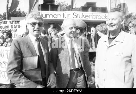 Il giorno 1982 dell'Anti-War Day, i partecipanti al rally Flowers for Stukenbrock hanno commemorato le vittime del dominio nazista e allo stesso tempo hanno dimostrato Foto Stock