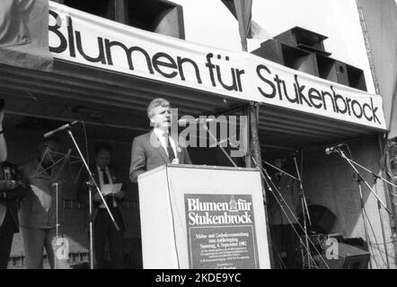 Il giorno 1982 dell'Anti-War Day, i partecipanti al rally dei Fiori per Stukenbrock hanno commemorato le vittime del dominio nazista e allo stesso tempo hanno dimostrato Foto Stock