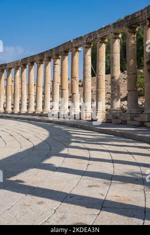 Colonne del Foro ovale a Gerasa, un'antica città romana vicino a Jerash, Giordania Foto Stock