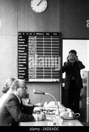 Il commercio delle valute internazionali è il business del mercato dei cambi, qui su 24.8.1971 a Duesseldorf, Germania Foto Stock
