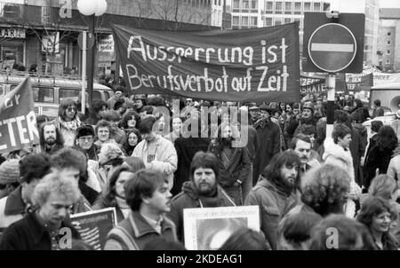 Le persone colpite dal Decreto radicale e i loro amici hanno manifestato contro i divieti professionali 02.02.1980 a Stoccarda, in Germania Foto Stock