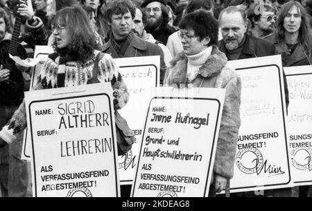 Le persone colpite dal Decreto radicale e i loro amici hanno manifestato contro i divieti professionali 02.02.1980 a Stoccarda, in Germania Foto Stock