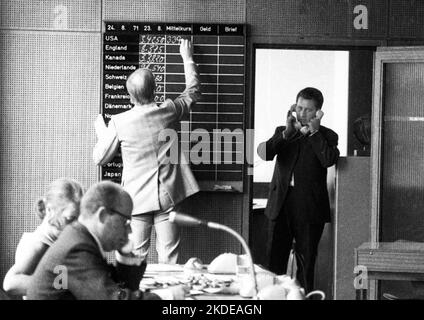 Il commercio delle valute internazionali è il business del mercato dei cambi, qui su 24.8.1971 a Duesseldorf, Germania Foto Stock