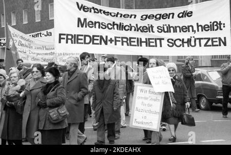 Le organizzazioni di ebrei francesi e le vittime naziste tedesche hanno dimostrato per una condanna di Gestapo e dell'SS Kurt Lischka, che era responsabile del Foto Stock