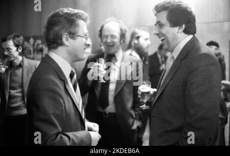 La visita del Presidente della FDJ della RDT, Egon Krenz, a Bonn il 21.03.1980. Al SPD con Karsten Voigt l, Germania Foto Stock