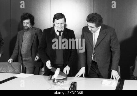 Due uomini si incontrano per parlare tra Oriente e Occidente. Gerhard Schroeder (presidente del Jusos) e Egon Krenz (presidente della FDJ) il 22.03.1980° anno Foto Stock