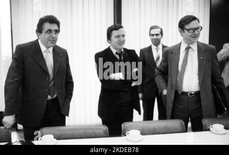 La visita del presidente della FDJ della RDT Egon Krenz a Bonn il 21 marzo 1980. Egon Krenz, Gerhadr Schroeder, N.N. f.l, Germania Foto Stock