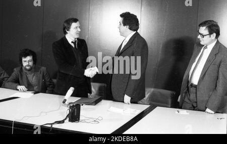 Due uomini si incontrano per parlare tra Oriente e Occidente. Gerhard Schroeder (presidente del Jusos) e Egon Krenz (presidente della FDJ) il 22.03.1980° anno Foto Stock