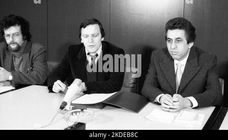 Due uomini si incontrano per parlare tra Oriente e Occidente. Gerhard Schroeder (presidente del Jusos) e Egon Krenz (presidente della FDJ) il 22.03.1980° anno Foto Stock