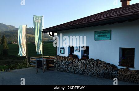 Il Winkelmosalm vicino a Reit im Winkel. Nuovo rifugio Traunstein dell'Associazione Alpina tedesca (DAV), Germania Foto Stock