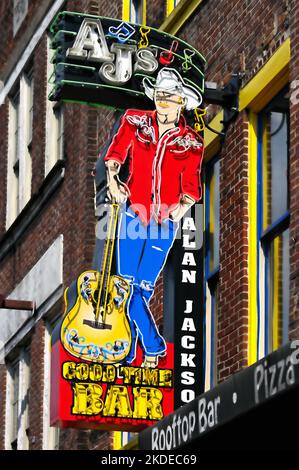 Alan Jackson Bar al neon indica Broadway, Nashville, Tennessee, Stati Uniti d'America Foto Stock