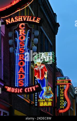 Al neon segui le indicazioni per Broadway, Nashville, Tennessee, Stati Uniti d'America Foto Stock