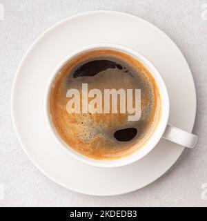 Vista dall'alto su una tazza di caffè americano nero Foto Stock