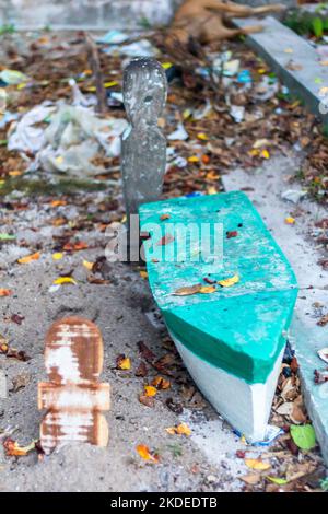 Siti di tomba di Badjao con 'sunduk' a Mindanao, Filippine Foto Stock