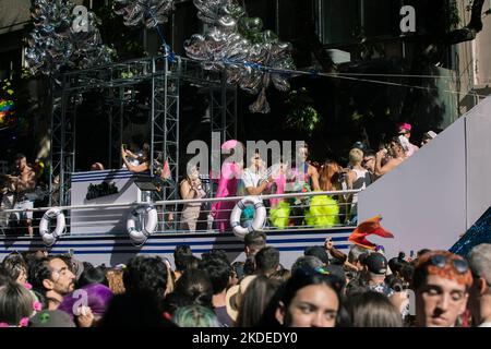 Buenos Aires, Argentina. 05th Nov 2022. La 31st edizione del LGBTQ Pride March si è tenuta da Plaza de Mayo al Congresso Nazionale. (Foto di Esteban Osorio/Pacific Press) Credit: Pacific Press Media Production Corp./Alamy Live News Foto Stock