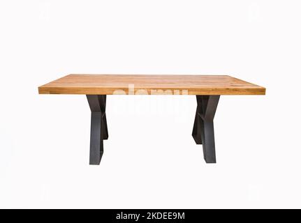 tavolo in legno con gambe in metallo nero su sfondo bianco Foto Stock