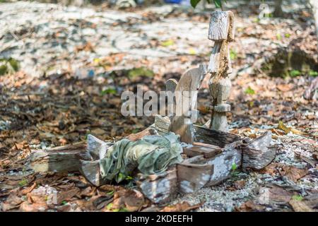 Siti di tomba di Badjao con 'sunduk' a Mindanao, Filippine Foto Stock