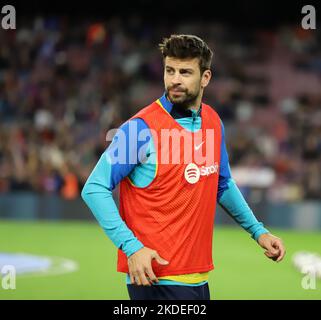 Sabadell, Barcellona, Spagna. 5th Nov 2022. Barcellona Spagna 05.11.2022 Gerard Pique (FC Barcelona) guarda durante la Liga Santander tra FC Barcelona e UD Almeria a Camp Nou il 05 novembre 2022 a Barcellona. (Credit Image: © Xavi Urgeles/ZUMA Press Wire) Foto Stock