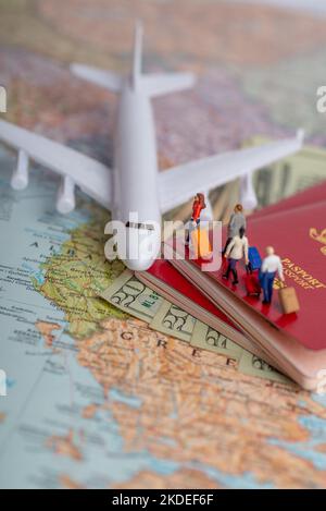 Concetto di passeggero in miniatura di persone che viaggiano verso terra straniera. Foto Stock