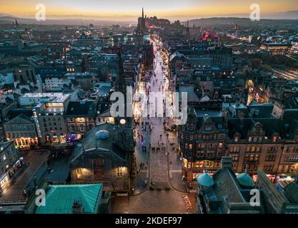 Vista aerea al crepuscolo del Royal Mile o High Street nel centro storico di Edimburgo, Scozia, Regno Unito Foto Stock