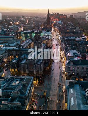Vista aerea al crepuscolo del Royal Mile o High Street nel centro storico di Edimburgo, Scozia, Regno Unito Foto Stock