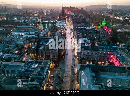 Vista aerea al crepuscolo del Royal Mile o High Street nel centro storico di Edimburgo, Scozia, Regno Unito Foto Stock