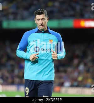 Sabadell, Barcellona, Spagna. 5th Nov 2022. Barcellona Spagna 05.11.2022 Robert Lewandowski (FC Barcelona) guarda durante la Liga Santander tra FC Barcelona e UD Almeria a Camp Nou il 05 novembre 2022 a Barcellona. (Credit Image: © Xavi Urgeles/ZUMA Press Wire) Foto Stock