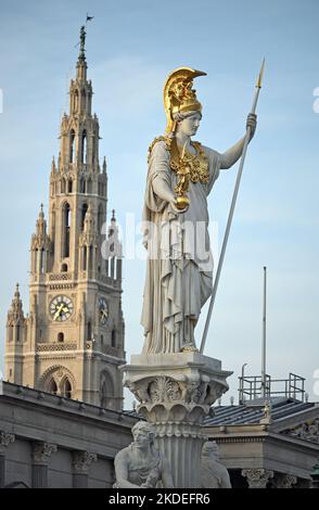 Statua di Pallas Athena Parlamento austriaco e torre Rathaus a Vienna Foto Stock