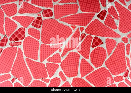 Sfondo mosaico. Mattonelle rosse in ceramica a mano con motivo astratto sulla parete. Arredamento, interni, design. Foto di alta qualità Foto Stock