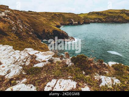 Acquerello su tela. Illustrazione del viaggio. Bellissimo paesaggio nella Cornovaglia settentrionale. Tintagel Inghilterra. Foto Stock