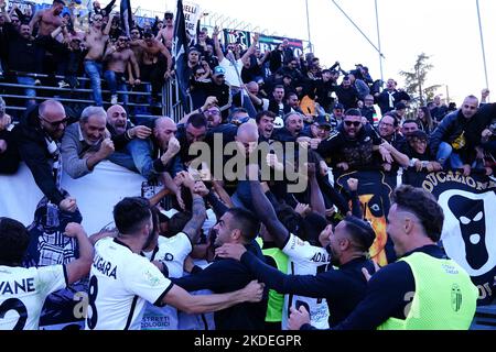 Stadio Mario Rigamonti, Brescia, Italia, 05 novembre 2022, Eric Botteghin (Ascoli Calcio FC) festeggia il traguardo con i tifosi Ascoli Calcio FC durante il Brescia Calcio vs Ascoli Calcio - Campionato Italiano di calcio Serie B. Foto Stock