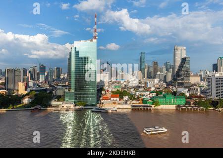 Vista della Cat Tower e del quartiere Silom dal centro commerciale Iconsiam di Bangkok, Thailandia Foto Stock