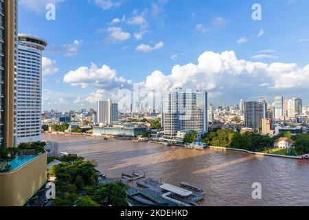 Vista del fiume Chao Phraya, della città del fiume e dell'Ambasciata del Portogallo dal centro commerciale Iconsiam di Bangkok, Thailandia Foto Stock