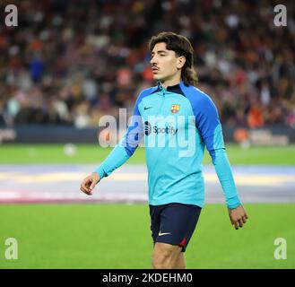 Sabadell, Barcellona, Spagna. 5th Nov 2022. Barcellona Spagna 05.11.2022 Hector Bellerin (FC Barcelona) guarda durante la Liga Santander tra FC Barcelona e UD Almeria a Camp Nou il 05 novembre 2022 a Barcellona. (Credit Image: © Xavi Urgeles/ZUMA Press Wire) Foto Stock