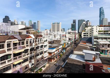 Vista della strada nel quartiere della Sathon, con la torre del re Power Mahanakhon e l'ospedale di Saint Louis sullo sfondo, Bangkok Foto Stock