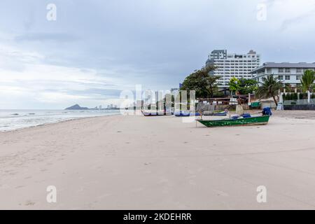 Spiaggia vuota durante la bassa stagione a Hua Hin, Thailandia Foto Stock