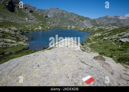 Piccolo lago alpino chiamato 'Lago superiore' immerso nelle alpi delle Cozie ai piedi del Monviso in Piemonte. Foto Stock