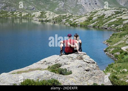 Piccolo lago alpino chiamato 'Lago superiore' immerso nelle alpi delle Cozie ai piedi del Monviso in Piemonte. Foto Stock